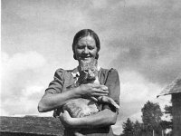 Olga Ahlgren  Olga Ahlgren (o.s. Peltonen, s.1901) pihalla kissa sylissään